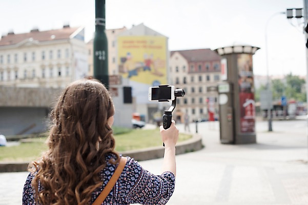 포토 JPG 주간 서양인 여자 유럽풍경 거리 한명 들기 사람 상반신 20대 성인 야외 건물 뒷모습 스마트폰 촬영 도시 방송 프라하 방송미디어 방송중 콘텐츠 성인여자한명만 크리에이터 국내포토 자연요소 외국인 직업 1 건축물 유럽 뷰포인트 모션 풍경 청년 핸드폰 스마트기기 체코 여자한명만 성인여자만 파일형식 1인미디어