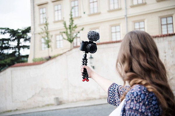 포토 JPG 주간 서양인 나무 여자 유럽건축 거리 한명 들기 사람 상반신 20대 성인 야외 뒷모습 담장 카메라 촬영 마이크 방송 프라하 방송미디어 방송중 콘텐츠 성인여자한명만 크리에이터 국내포토 자연요소 외국인 식물 직업 1 뷰포인트 음향기기 서양건축 모션 청년 전자제품 체코 여자한명만 성인여자만 파일형식 1인미디어