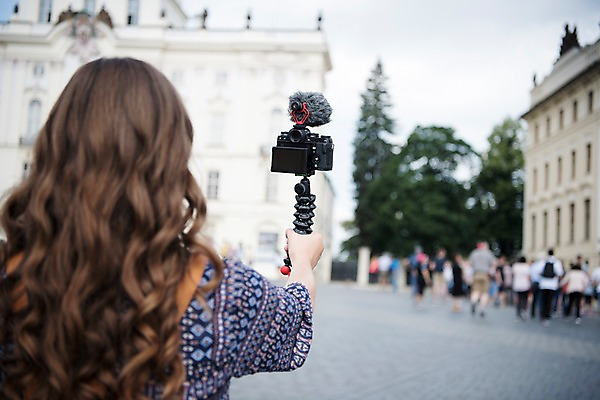 포토 JPG 주간 전신 서양인 여자 남자 고건축 유럽건축 거리 들기 사람 여러명 상반신 20대 성인 야외 뒷모습 아웃포커스 관광지 여행객 카메라 촬영 마이크 방송 프라하 방송미디어 방송중 콘텐츠 크리에이터 국내포토 자연요소 외국인 직업 건축물 뷰포인트 음향기기 여행 다수 서양건축 모션 촬영기법 청년 전자제품 체코 파일형식 1인미디어