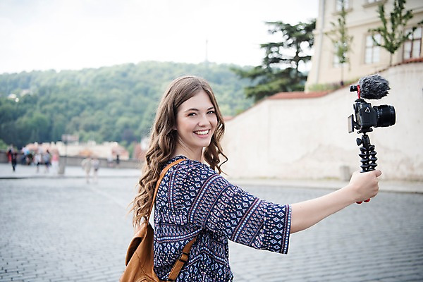 포토 JPG 주간 서양인 응시 여자 고건축 유럽건축 거리 한명 미소 들기 사람 상반신 20대 성인 야외 옆모습 관광지 여행객 카메라 촬영 자유 마이크 즐거움 방송 프라하 방송미디어 방송중 콘텐츠 성인여자한명만 크리에이터 국내포토 자연요소 외국인 직업 1 건축물 시선 감정 뷰포인트 음향기기 여행 컨셉 서양건축 모션 표정 청년 전자제품 체코 여자한명만 성인여자만 파일형식 1인미디어