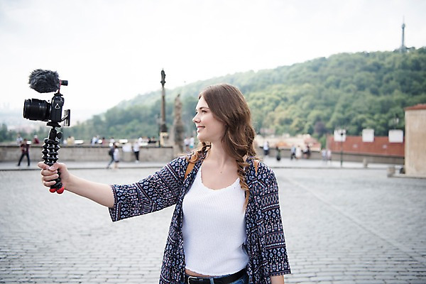 포토 JPG 주간 서양인 응시 여자 거리 한명 미소 들기 사람 상반신 20대 성인 야외 앞모습 관광지 여행객 카메라 촬영 숲 마이크 방송 프라하 방송미디어 방송중 콘텐츠 성인여자한명만 크리에이터 국내포토 자연요소 외국인 직업 1 시선 뷰포인트 음향기기 여행 모션 표정 청년 전자제품 체코 여자한명만 성인여자만 파일형식 1인미디어