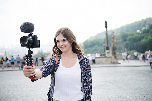 포토 JPG 주간 서양인 응시 여자 남자 거리 미소 들기 사람 여러명 상반신 20대 성인 야외 앞모습 관광지 여행객 카메라 촬영 숲 마이크 방송 프라하 방송미디어 방송중 콘텐츠 크리에이터 국내포토 자연요소 외국인 직업 시선 뷰포인트 음향기기 여행 다수 모션 표정 청년 전자제품 체코 파일형식 1인미디어