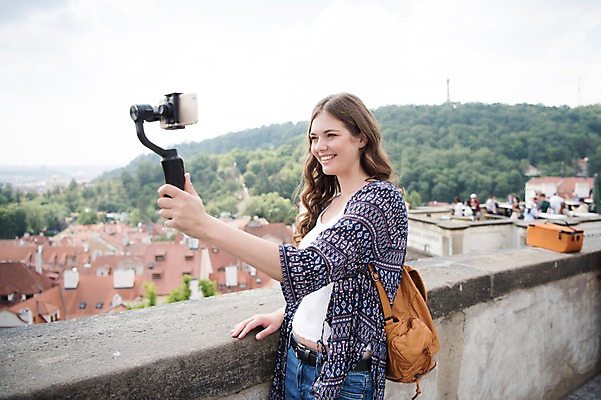 포토 JPG 주간 서양인 응시 여자 유럽건축 지붕 거리 한명 서기 미소 들기 사람 상반신 20대 성인 야외 옆모습 스마트폰 담장 도시풍경 촬영 기댐 숲 방송 프라하 방송미디어 방송중 콘텐츠 성인여자한명만 크리에이터 국내포토 자연요소 외국인 직업 1 시선 뷰포인트 서양건축 모션 표정 풍경 청년 핸드폰 스마트기기 도시 체코 여자한명만 성인여자만 파일형식 1인미디어