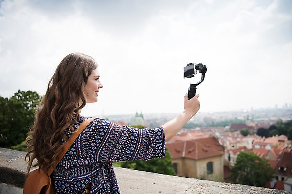 포토 JPG 주간 서양인 구름 응시 여자 하늘 유럽건축 지붕 거리 한명 서기 미소 들기 사람 상반신 20대 성인 야외 옆모습 스마트폰 담장 도시풍경 촬영 방송 프라하 방송미디어 방송중 콘텐츠 성인여자한명만 크리에이터 국내포토 자연요소 외국인 직업 1 시선 뷰포인트 서양건축 모션 표정 풍경 청년 핸드폰 스마트기기 도시 체코 여자한명만 성인여자만 파일형식 1인미디어
