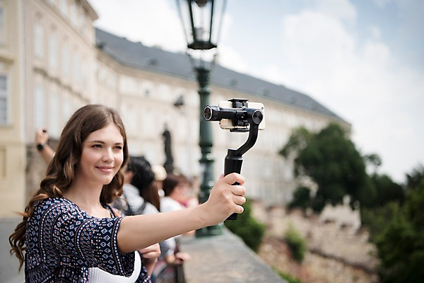 포토 JPG 주간 서양인 나무 응시 여자 남자 가로등 거리 미소 들기 사람 여러명 상반신 20대 성인 야외 건물 앞모습 아웃포커스 관광지 스마트폰 여행객 촬영 방송 프라하 방송미디어 방송중 콘텐츠 크리에이터 국내포토 자연요소 외국인 식물 직업 건축물 시선 공공시설 뷰포인트 여행 다수 모션 촬영기법 표정 청년 핸드폰 스마트기기 체코 파일형식 1인미디어