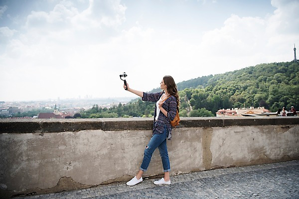 포토 JPG 주간 전신 서양인 응시 여자 거리 한명 서기 들기 사람 20대 성인 야외 옆모습 스마트폰 담장 도시풍경 촬영 숲 방송 백팩 프라하 방송미디어 방송중 콘텐츠 성인여자한명만 크리에이터 국내포토 자연요소 외국인 직업 1 시선 뷰포인트 가방 모션 풍경 청년 핸드폰 스마트기기 도시 체코 여자한명만 성인여자만 파일형식 1인미디어
