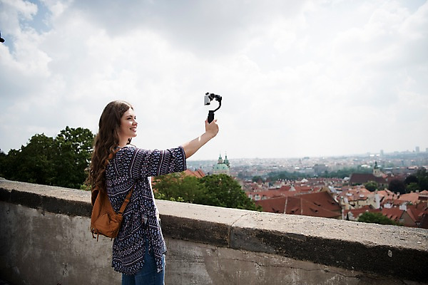 포토 JPG 주간 서양인 나무 응시 여자 지붕 거리 주택 한명 서기 미소 들기 사람 상반신 20대 성인 야외 옆모습 스마트폰 담장 도시풍경 촬영 방송 프라하 방송미디어 방송중 콘텐츠 성인여자한명만 크리에이터 국내포토 자연요소 외국인 식물 직업 1 시선 뷰포인트 모션 표정 풍경 청년 건물 핸드폰 스마트기기 도시 체코 여자한명만 성인여자만 파일형식 1인미디어