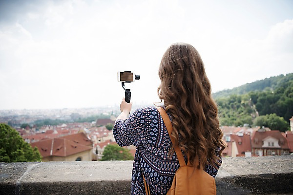 포토 JPG 주간 서양인 나무 여자 하늘 지붕 거리 주택 한명 들기 사람 상반신 20대 성인 야외 건물 뒷모습 스마트폰 담장 도시풍경 촬영 숲 방송 백팩 프라하 방송미디어 방송중 콘텐츠 성인여자한명만 크리에이터 국내포토 자연요소 외국인 식물 직업 1 건축물 뷰포인트 가방 모션 풍경 청년 핸드폰 스마트기기 도시 체코 여자한명만 성인여자만 파일형식 1인미디어