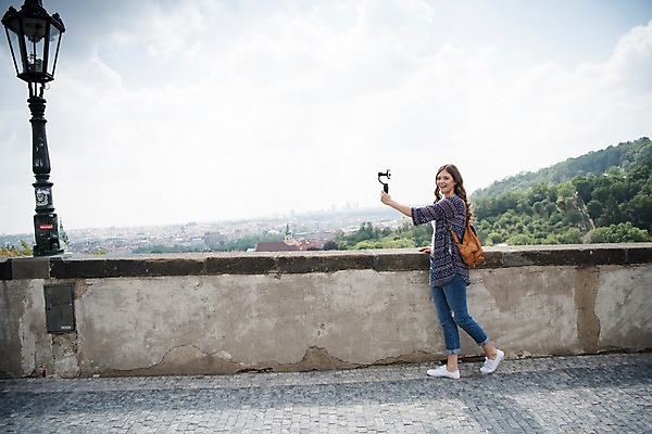 포토 JPG 주간 전신 서양인 응시 여자 가로등 거리 한명 서기 미소 들기 사람 20대 성인 야외 옆모습 스마트폰 담장 도시풍경 촬영 숲 즐거움 방송 백팩 프라하 방송미디어 방송중 콘텐츠 성인여자한명만 크리에이터 국내포토 자연요소 외국인 직업 1 시선 공공시설 감정 뷰포인트 가방 모션 표정 풍경 청년 핸드폰 스마트기기 도시 체코 여자한명만 성인여자만 파일형식 1인미디어