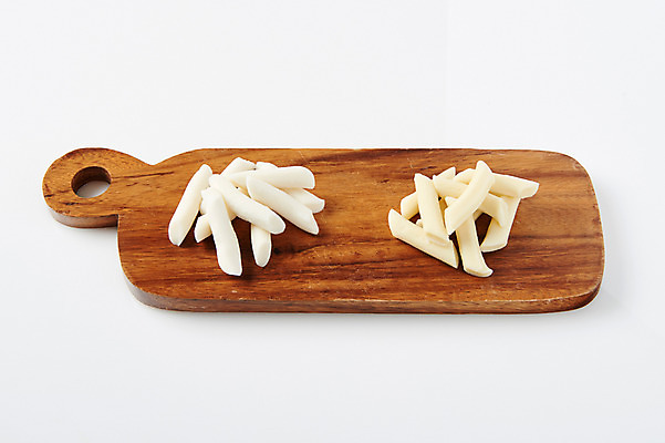 포토 JPG 스튜디오촬영 식재료 떡 실내 누끼 근접촬영 사람없음 떡볶이 분식 흰배경 군것질 길거리음식 나무도마 쌀떡 국내포토 음식 뷰포인트 백그라운드 디저트 도마 내부 목재 흰색 파일형식