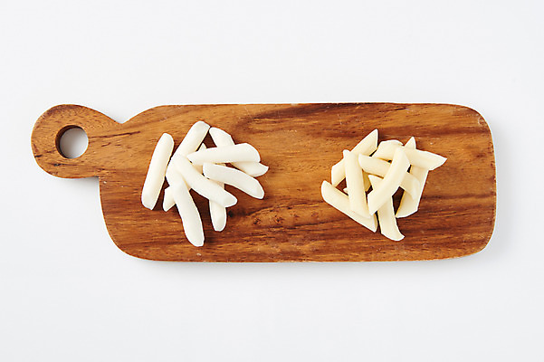 포토 JPG 스튜디오촬영 식재료 실내 누끼 근접촬영 사람없음 하이앵글 떡볶이 분식 흰배경 군것질 길거리음식 나무도마 쌀떡 국내포토 음식 뷰포인트 백그라운드 디저트 떡 도마 내부 목재 흰색 파일형식