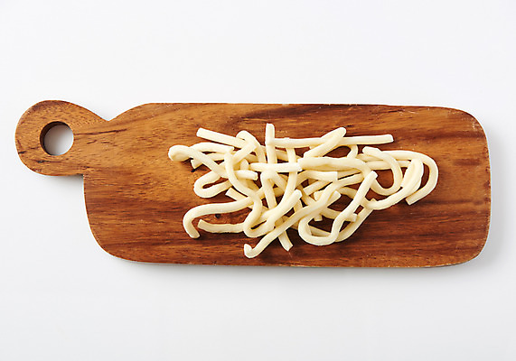 포토 JPG 스튜디오촬영 식재료 실내 누끼 근접촬영 사람없음 하이앵글 떡볶이 분식 흰배경 군것질 길거리음식 나무도마 밀떡 국내포토 음식 뷰포인트 백그라운드 디저트 떡 도마 내부 목재 흰색 파일형식