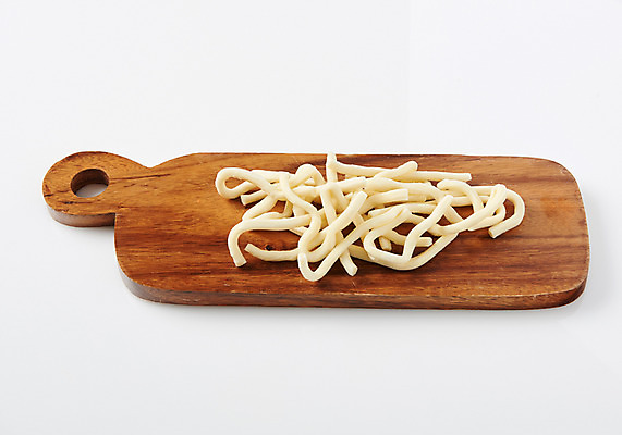 포토 JPG 스튜디오촬영 식재료 실내 누끼 근접촬영 사람없음 떡볶이 분식 흰배경 군것질 길거리음식 나무도마 밀떡 국내포토 음식 뷰포인트 백그라운드 디저트 떡 도마 내부 목재 흰색 파일형식