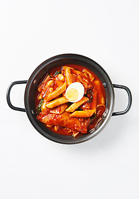 포토 JPG 스튜디오촬영 실내 누끼 근접촬영 사람없음 하이앵글 냄비 떡볶이 분식 흰배경 매움 군것질 삶은계란 군만두 길거리음식 쌀떡 튀김만두 국물떡볶이 국내포토 음식 뷰포인트 백그라운드 디저트 떡 내부 계란 튀김 흰색 맛 솥 계란요리 만두 국물 파일형식