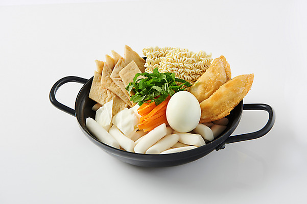 포토 JPG 스튜디오촬영 식재료 실내 누끼 근접촬영 사람없음 당근 다양 냄비 어묵 떡볶이 분식 흰배경 군것질 파 삶은계란 군만두 길거리음식 생라면 쌀떡 국내포토 음식 뷰포인트 다수 백그라운드 채소 디저트 뿌리채소 떡 내부 계란 흰색 라면 솥 계란요리 만두 파일형식