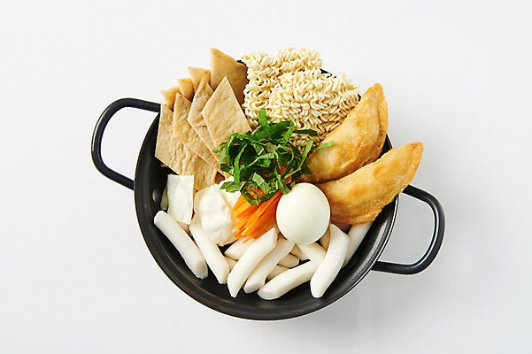 포토 JPG 스튜디오촬영 식재료 실내 누끼 근접촬영 사람없음 하이앵글 다양 냄비 어묵 떡볶이 분식 흰배경 군것질 삶은계란 길거리음식 생라면 쌀떡 튀김만두 국내포토 음식 뷰포인트 다수 백그라운드 디저트 떡 내부 계란 튀김 흰색 라면 솥 계란요리 만두 파일형식