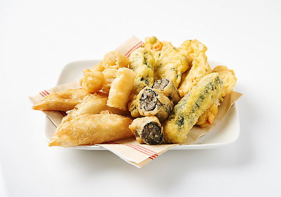 포토 JPG 스튜디오촬영 접시 조각 실내 누끼 근접촬영 사람없음 여러개 다양 튀김 분식 흰배경 냅킨 군것질 길거리음식 김말이 모듬튀김 오징어튀김 국내포토 식기 음식 뷰포인트 다수 백그라운드 디저트 내부 흰색 파일형식