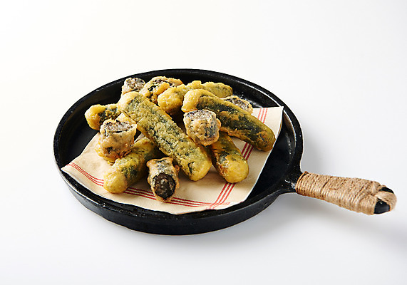 포토 JPG 스튜디오촬영 조각 주방용품 실내 누끼 근접촬영 사람없음 여러개 튀김 프라이팬 분식 흰배경 냅킨 군것질 길거리음식 김말이 국내포토 음식 뷰포인트 생활용품 다수 백그라운드 디저트 내부 흰색 파일형식