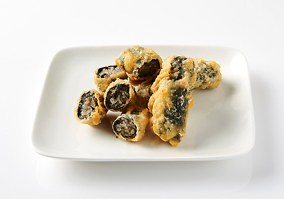 포토 JPG 스튜디오촬영 접시 조각 실내 누끼 근접촬영 사람없음 여러개 튀김 분식 흰배경 군것질 길거리음식 김말이 국내포토 식기 음식 뷰포인트 다수 백그라운드 디저트 내부 흰색 파일형식