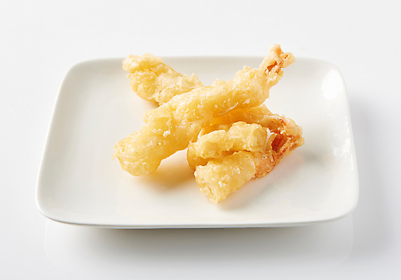 포토 JPG 스튜디오촬영 접시 조각 실내 누끼 근접촬영 사람없음 여러개 튀김 분식 흰배경 군것질 새우튀김 길거리음식 국내포토 식기 음식 뷰포인트 다수 백그라운드 디저트 새우 내부 흰색 파일형식