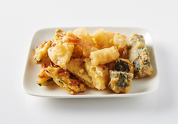 포토 JPG 스튜디오촬영 접시 조각 실내 누끼 근접촬영 사람없음 여러개 다양 튀김 분식 흰배경 군것질 길거리음식 김말이 모듬튀김 야채튀김 오징어튀김 국내포토 식기 음식 뷰포인트 다수 백그라운드 디저트 내부 흰색 파일형식