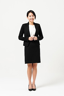 포토 JPG 스튜디오촬영 전신 응시 여자 포즈 실내 한명 서기 미소 사람 정장 성인 앞모습 30대 한국인 비즈니스우먼 치마정장 성인여자한명만 국내포토 1 시선 옷 뷰포인트 비즈니스 모션 표정 동양인 내부 장년 치마 직장인 여자한명만 성인여자만 파일형식