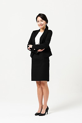 포토 JPG 스튜디오촬영 전신 응시 여자 포즈 실내 한명 서기 미소 사람 정장 성인 옆모습 30대 팔짱 한국인 비즈니스우먼 치마정장 성인여자한명만 국내포토 1 시선 옷 뷰포인트 비즈니스 모션 표정 동양인 내부 장년 치마 직장인 여자한명만 성인여자만 파일형식
