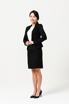 포토 JPG 스튜디오촬영 전신 응시 여자 포즈 실내 한명 서기 미소 사람 정장 성인 옆모습 30대 한국인 비즈니스우먼 치마정장 성인여자한명만 국내포토 1 시선 옷 뷰포인트 비즈니스 모션 표정 동양인 내부 장년 치마 직장인 여자한명만 성인여자만 파일형식