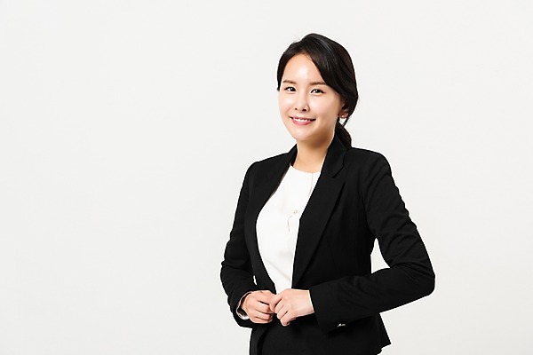 포토 JPG 스튜디오촬영 응시 여자 포즈 실내 한명 미소 사람 정장 상반신 성인 앞모습 30대 한국인 비즈니스우먼 성인여자한명만 국내포토 1 시선 옷 뷰포인트 비즈니스 표정 동양인 내부 장년 직장인 여자한명만 성인여자만 파일형식