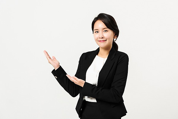 포토 JPG 스튜디오촬영 응시 여자 포즈 안내 실내 한명 미소 사람 정장 손짓 상반신 성인 앞모습 30대 한국인 비즈니스우먼 성인여자한명만 국내포토 1 시선 옷 뷰포인트 비즈니스 모션 표정 동양인 내부 장년 직장인 여자한명만 성인여자만 파일형식