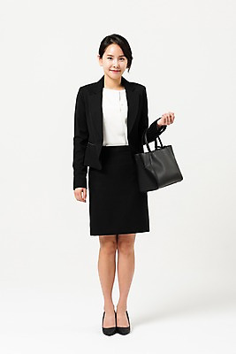 포토 JPG 스튜디오촬영 전신 응시 여자 실내 한명 미소 들기 사람 정장 성인 앞모습 30대 한국인 핸드백 비즈니스우먼 출근 치마정장 성인여자한명만 국내포토 1 시선 옷 뷰포인트 가방 비즈니스 모션 표정 동양인 내부 장년 치마 직장인 출퇴근 여자한명만 성인여자만 파일형식