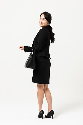 포토 JPG 스튜디오촬영 전신 응시 여자 실내 한명 미소 들기 사람 정장 성인 뒷모습 30대 한국인 핸드백 비즈니스우먼 뒤돌아보기 출근 치마정장 성인여자한명만 국내포토 1 시선 옷 뷰포인트 가방 비즈니스 모션 표정 동양인 내부 장년 치마 직장인 출퇴근 여자한명만 성인여자만 파일형식