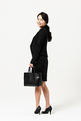 포토 JPG 스튜디오촬영 전신 응시 여자 실내 한명 미소 들기 사람 정장 성인 뒷모습 30대 한국인 핸드백 비즈니스우먼 뒤돌아보기 출근 치마정장 성인여자한명만 국내포토 1 시선 옷 뷰포인트 가방 비즈니스 모션 표정 동양인 내부 장년 치마 직장인 출퇴근 여자한명만 성인여자만 파일형식