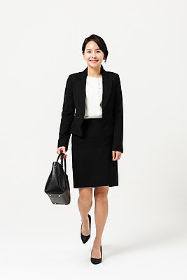 포토 JPG 스튜디오촬영 전신 응시 여자 실내 한명 미소 들기 사람 정장 성인 앞모습 30대 걷기 한국인 핸드백 비즈니스우먼 출근 치마정장 성인여자한명만 국내포토 1 시선 옷 뷰포인트 가방 비즈니스 모션 표정 동양인 내부 장년 치마 직장인 출퇴근 여자한명만 성인여자만 파일형식