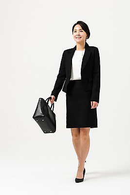 포토 JPG 스튜디오촬영 전신 응시 여자 실내 한명 미소 들기 사람 정장 성인 앞모습 30대 한국인 핸드백 비즈니스우먼 출근 치마정장 성인여자한명만 국내포토 1 시선 옷 뷰포인트 가방 비즈니스 모션 표정 동양인 내부 장년 치마 직장인 출퇴근 여자한명만 성인여자만 파일형식