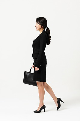 포토 JPG 스튜디오촬영 전신 여자 실내 한명 미소 들기 사람 정장 성인 옆모습 30대 걷기 한국인 핸드백 비즈니스우먼 출근 치마정장 성인여자한명만 국내포토 1 옷 뷰포인트 가방 비즈니스 모션 표정 동양인 내부 장년 치마 직장인 출퇴근 여자한명만 성인여자만 파일형식