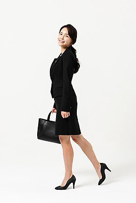 포토 JPG 스튜디오촬영 전신 응시 여자 실내 한명 미소 들기 사람 정장 성인 옆모습 30대 한국인 핸드백 비즈니스우먼 출근 치마정장 성인여자한명만 국내포토 1 시선 옷 뷰포인트 가방 비즈니스 모션 표정 동양인 내부 장년 치마 직장인 출퇴근 여자한명만 성인여자만 파일형식