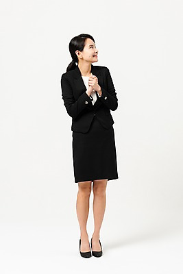 포토 JPG 스튜디오촬영 전신 응시 여자 실내 한명 미소 사람 정장 성인 앞모습 30대 기쁨 한국인 비즈니스우먼 손모으기 치마정장 성인여자한명만 국내포토 1 시선 옷 감정 뷰포인트 비즈니스 표정 동양인 손짓 내부 장년 치마 직장인 여자한명만 성인여자만 파일형식