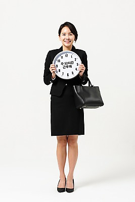 포토 JPG 스튜디오촬영 전신 여자 시계 가방 실내 한명 서기 미소 들기 사람 정장 성인 앞모습 30대 기쁨 한국인 시간 작업 비즈니스우먼 사회이슈 치마정장 성인여자한명만 주52시간근무제 국내포토 1 잡화 옷 감정 뷰포인트 컨셉 비즈니스 모션 표정 동양인 내부 장년 치마 직장인 여자한명만 성인여자만 파일형식