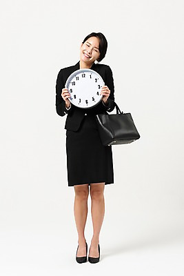 포토 JPG 스튜디오촬영 전신 여자 시계 가방 프레임 실내 한명 미소 들기 사람 정장 성인 앞모습 30대 기쁨 한국인 비즈니스우먼 치마정장 성인여자한명만 국내포토 1 잡화 옷 감정 뷰포인트 비즈니스 모션 표정 동양인 내부 장년 치마 직장인 여자한명만 성인여자만 파일형식
