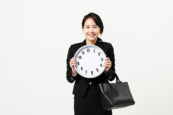 포토 JPG 스튜디오촬영 응시 여자 시계 가방 프레임 실내 한명 미소 들기 사람 정장 상반신 성인 앞모습 30대 기쁨 한국인 비즈니스우먼 성인여자한명만 국내포토 1 시선 잡화 옷 감정 뷰포인트 비즈니스 모션 표정 동양인 내부 장년 직장인 여자한명만 성인여자만 파일형식