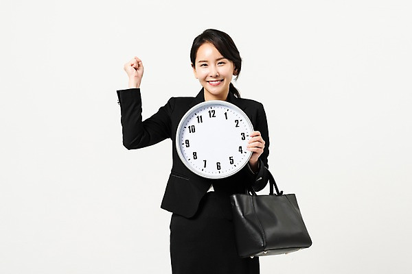 포토 JPG 스튜디오촬영 응시 여자 시계 가방 프레임 실내 한명 미소 들기 사람 정장 손짓 상반신 성인 앞모습 30대 손들기 파이팅 기쁨 한국인 비즈니스우먼 성인여자한명만 국내포토 1 시선 잡화 옷 감정 뷰포인트 비즈니스 모션 표정 동양인 내부 장년 직장인 여자한명만 성인여자만 파일형식