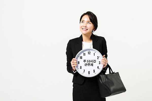 포토 JPG 스튜디오촬영 응시 여자 시계 가방 실내 한명 미소 들기 사람 정장 상반신 성인 앞모습 30대 기쁨 한국인 시간 작업 비즈니스우먼 사회이슈 성인여자한명만 주52시간근무제 국내포토 1 시선 잡화 옷 감정 뷰포인트 컨셉 비즈니스 모션 표정 동양인 내부 장년 직장인 여자한명만 성인여자만 파일형식