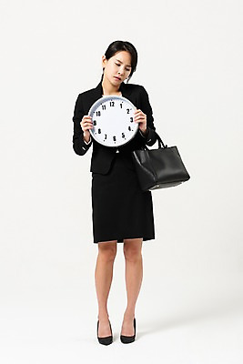 포토 JPG 스튜디오촬영 전신 여자 시계 가방 프레임 실내 피곤 한명 서기 들기 사람 정장 성인 앞모습 30대 한국인 비즈니스우먼 치마정장 시무룩 성인여자한명만 국내포토 1 잡화 옷 뷰포인트 컨셉 비즈니스 모션 표정 동양인 내부 장년 치마 직장인 여자한명만 성인여자만 파일형식