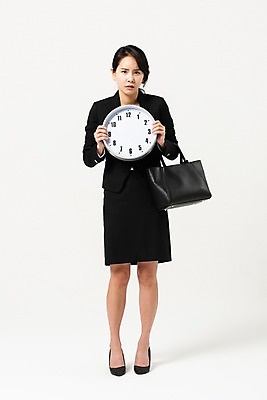 포토 JPG 스튜디오촬영 전신 여자 시계 가방 프레임 실내 피곤 한명 서기 들기 사람 정장 성인 앞모습 30대 한국인 비즈니스우먼 찡그림 치마정장 시무룩 성인여자한명만 국내포토 1 잡화 옷 뷰포인트 컨셉 비즈니스 모션 표정 동양인 내부 장년 치마 직장인 여자한명만 성인여자만 파일형식