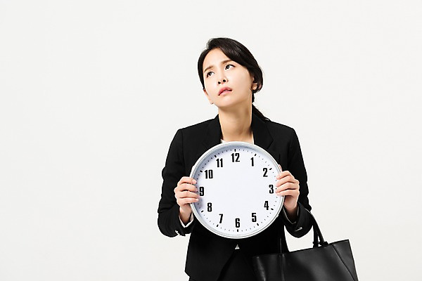 포토 JPG 스튜디오촬영 응시 여자 시계 가방 프레임 실내 피곤 한명 들기 사람 정장 상반신 성인 앞모습 30대 한국인 비즈니스우먼 시무룩 힘듦 성인여자한명만 국내포토 1 시선 잡화 옷 뷰포인트 컨셉 비즈니스 모션 표정 동양인 내부 장년 직장인 여자한명만 성인여자만 파일형식