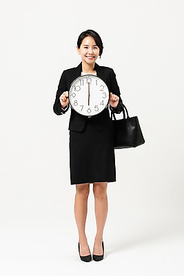 포토 JPG 스튜디오촬영 전신 여자 시계 가방 실내 한명 서기 미소 들기 사람 정장 성인 앞모습 30대 기쁨 한국인 비즈니스우먼 퇴근 치마정장 6시 성인여자한명만 국내포토 1 잡화 옷 감정 뷰포인트 비즈니스 모션 표정 동양인 내부 장년 치마 시간 직장인 출퇴근 여자한명만 성인여자만 파일형식