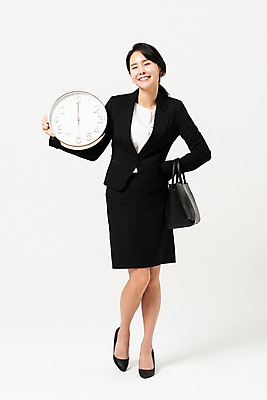 포토 JPG 스튜디오촬영 전신 여자 시계 허리손 가방 실내 한명 미소 들기 사람 정장 성인 앞모습 30대 기쁨 한국인 비즈니스우먼 퇴근 치마정장 6시 성인여자한명만 국내포토 1 잡화 옷 감정 뷰포인트 포즈 비즈니스 모션 표정 동양인 내부 장년 치마 시간 직장인 출퇴근 여자한명만 성인여자만 파일형식