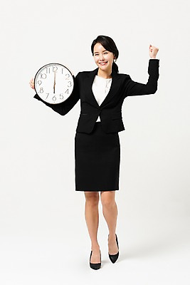 포토 JPG 스튜디오촬영 전신 여자 시계 실내 한명 미소 들기 사람 정장 손짓 성인 앞모습 30대 손들기 파이팅 기쁨 한국인 비즈니스우먼 퇴근 치마정장 6시 성인여자한명만 국내포토 1 옷 감정 뷰포인트 비즈니스 모션 표정 동양인 내부 장년 치마 시간 직장인 출퇴근 여자한명만 성인여자만 파일형식