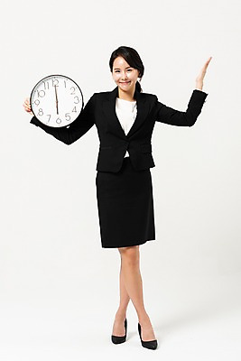 포토 JPG 스튜디오촬영 전신 여자 시계 팔벌리기 실내 한명 미소 들기 사람 정장 손짓 성인 앞모습 30대 기쁨 한국인 비즈니스우먼 퇴근 치마정장 6시 성인여자한명만 국내포토 1 옷 감정 뷰포인트 비즈니스 모션 표정 동양인 내부 장년 치마 시간 직장인 출퇴근 여자한명만 성인여자만 파일형식